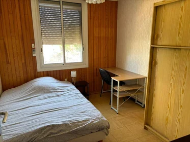 Habitación en alquiler con cama doble {area}