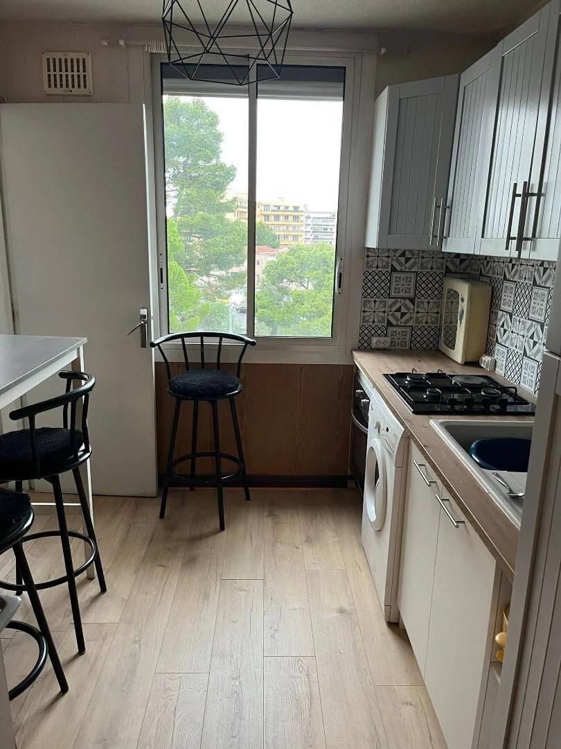 Chambre confortable pour étudiants disponible dans 