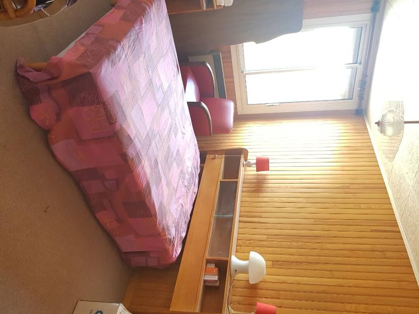 Chambre d'étudiant lumineuse et aérée avec accès facile à l'université dans 