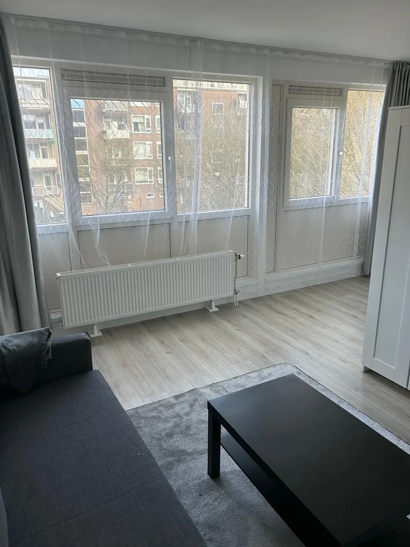 Bright and airy student room with easy university access in 