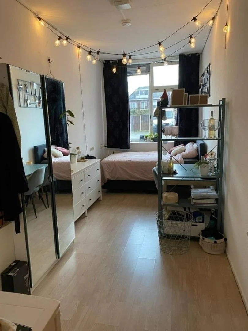 Chambre conviviale pour les étudiants dans  avec des équipements modernes