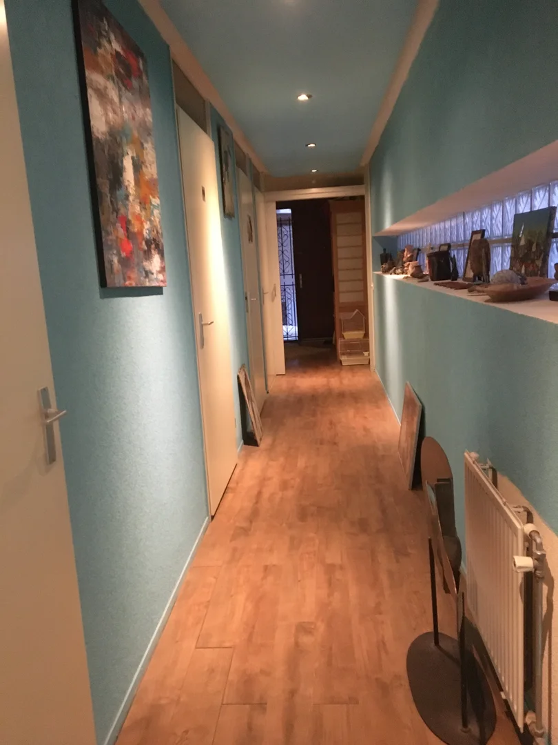 Habitación estudiantil funcional perfecta para estudiar en 