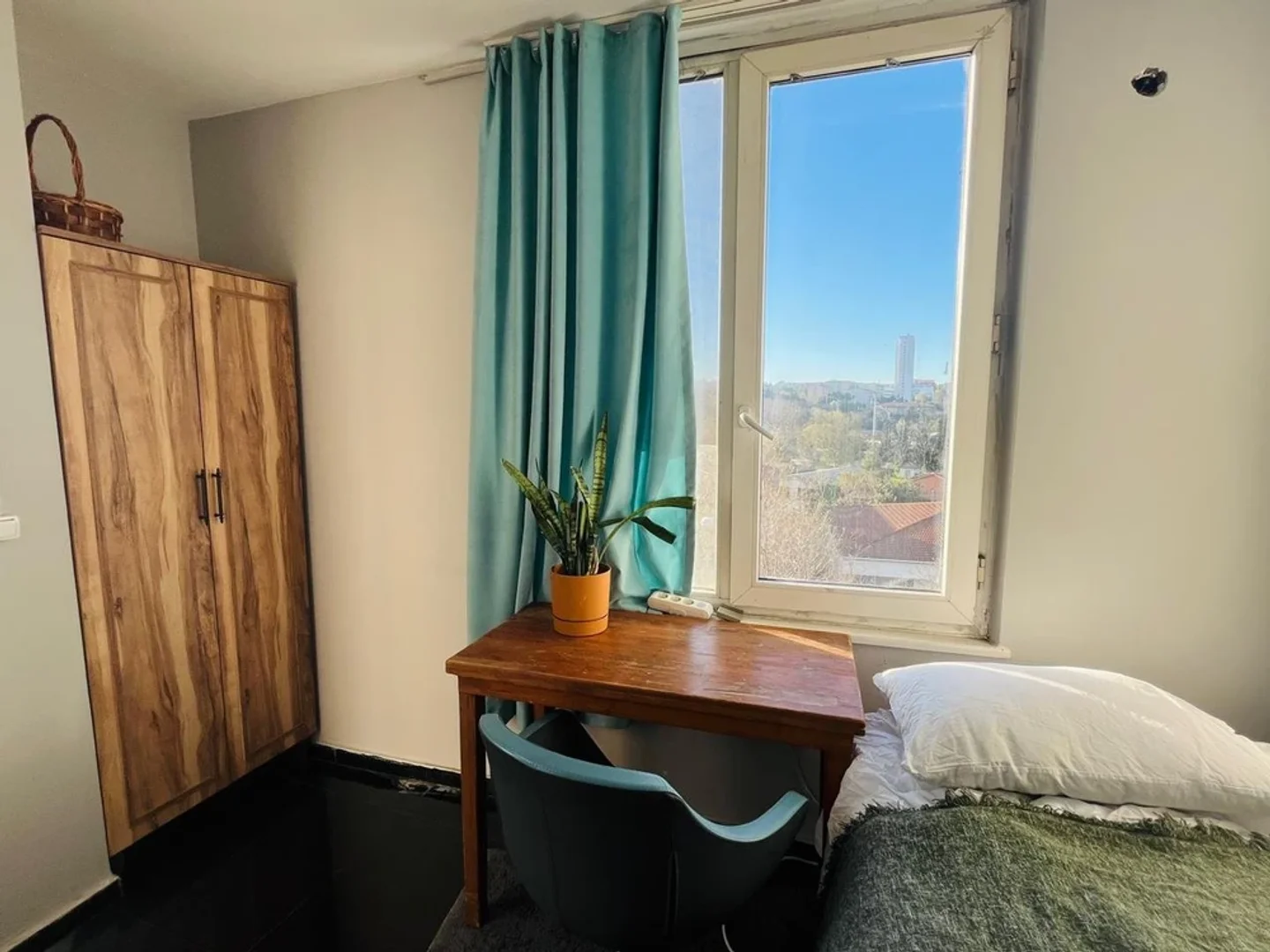 Habitación estudiantil económica con ubicación conveniente en 