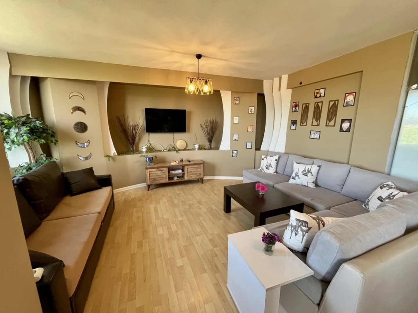 Comfortable and spacious student room in