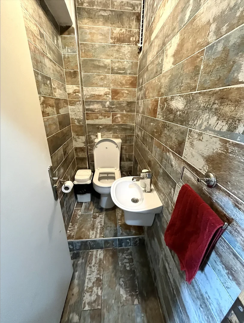 Comfortable and spacious student room in