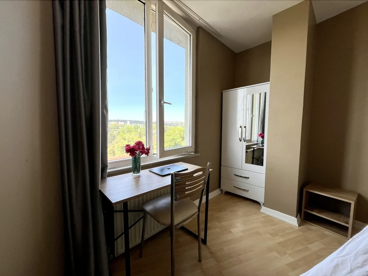 Student-friendly room in with modern amenities