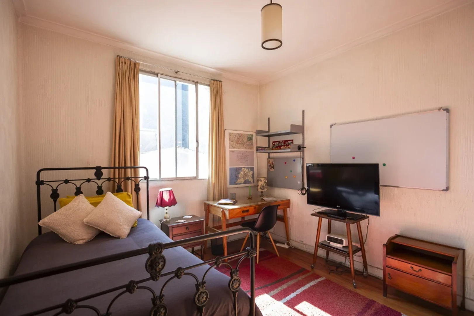 Chambre d'étudiant lumineuse et aérée avec accès facile à l'université dans 