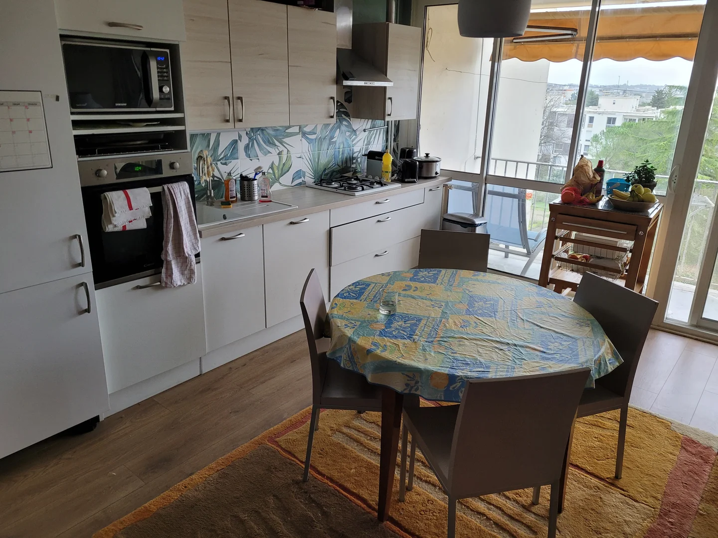 Habitación estudiantil funcional perfecta para estudiar en