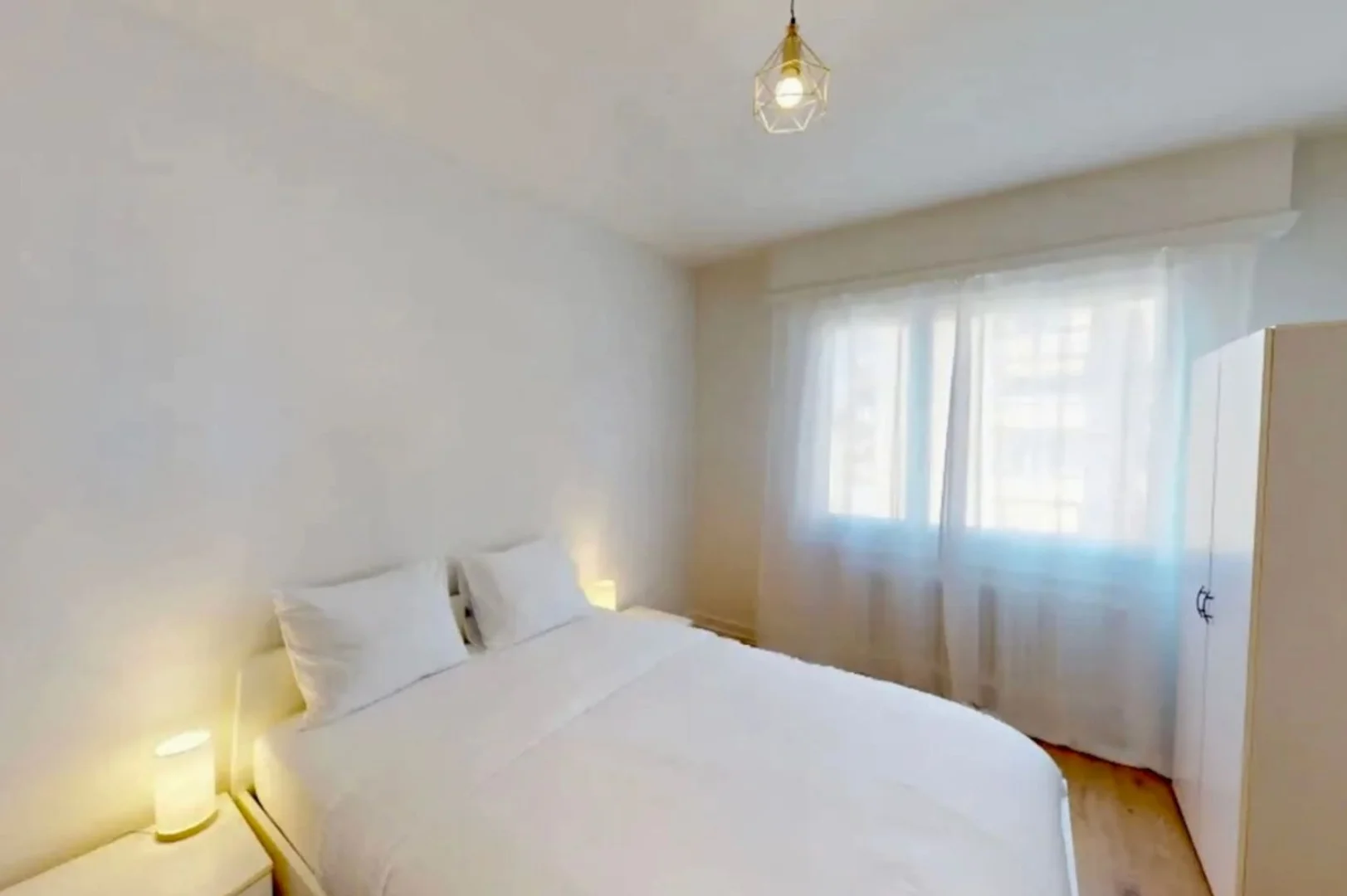 Stanza economica per studenti con ampia illuminazione in 