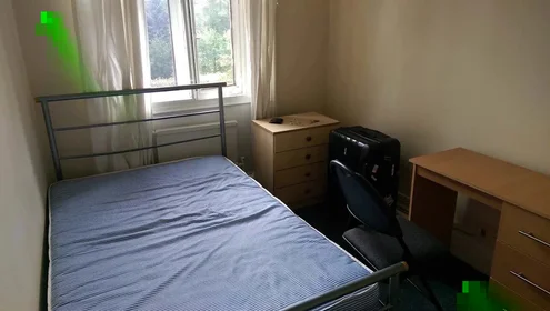 Habitación privada en Upper Park Road, imagen 23 de 47