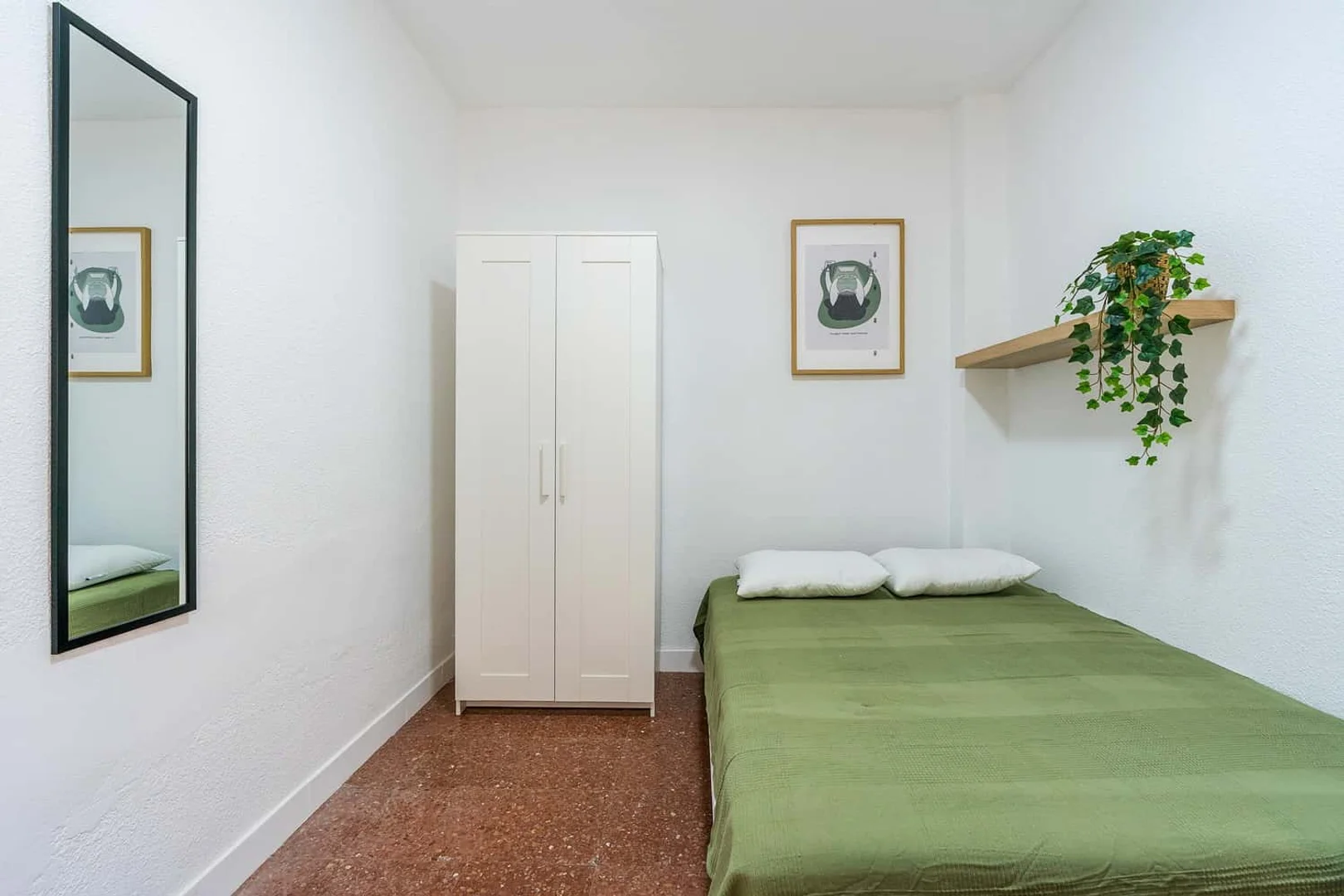 Funktionelles Studentenzimmer perfekt zum Studieren in 