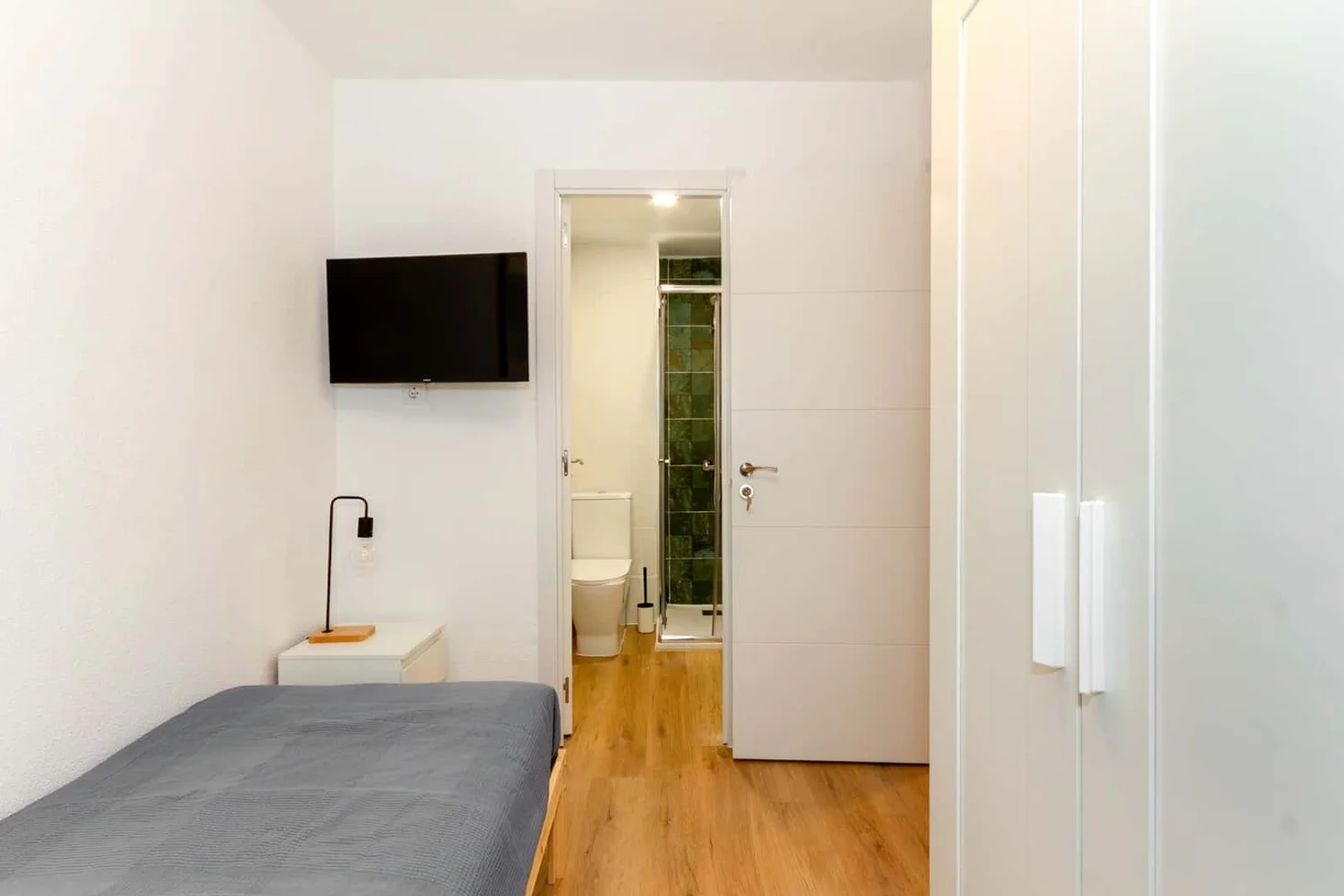Stanza economica per studenti con ampia illuminazione in 