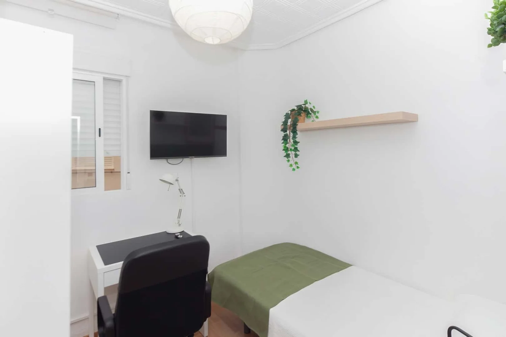 Quarto de estudante confortável e espaçoso em 