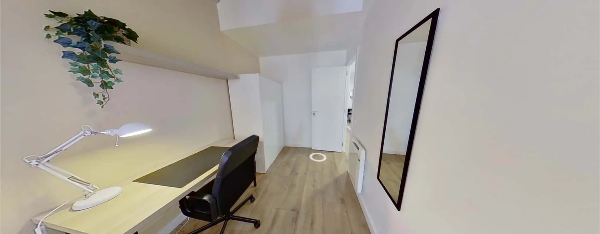 Habitación estudiantil económica cerca del campus en 