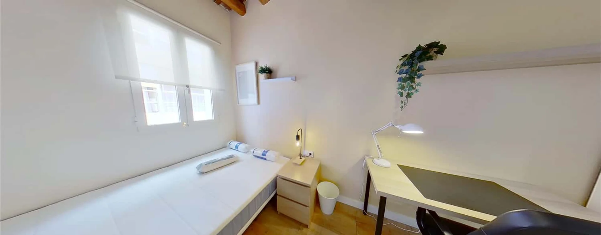Habitación estudiantil económica cerca del campus en 