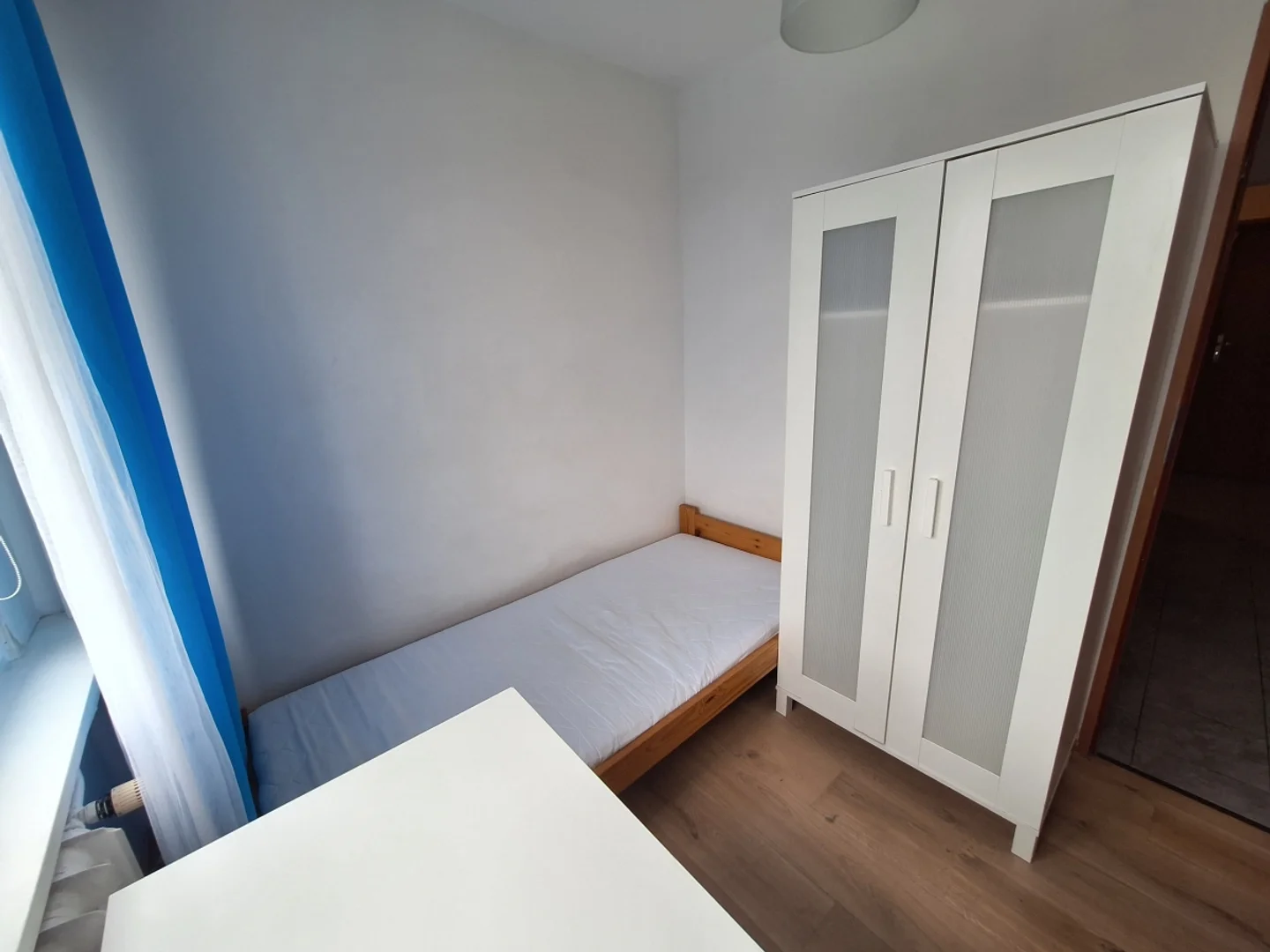 'de modern olanaklara sahip öğrenci dostu oda
