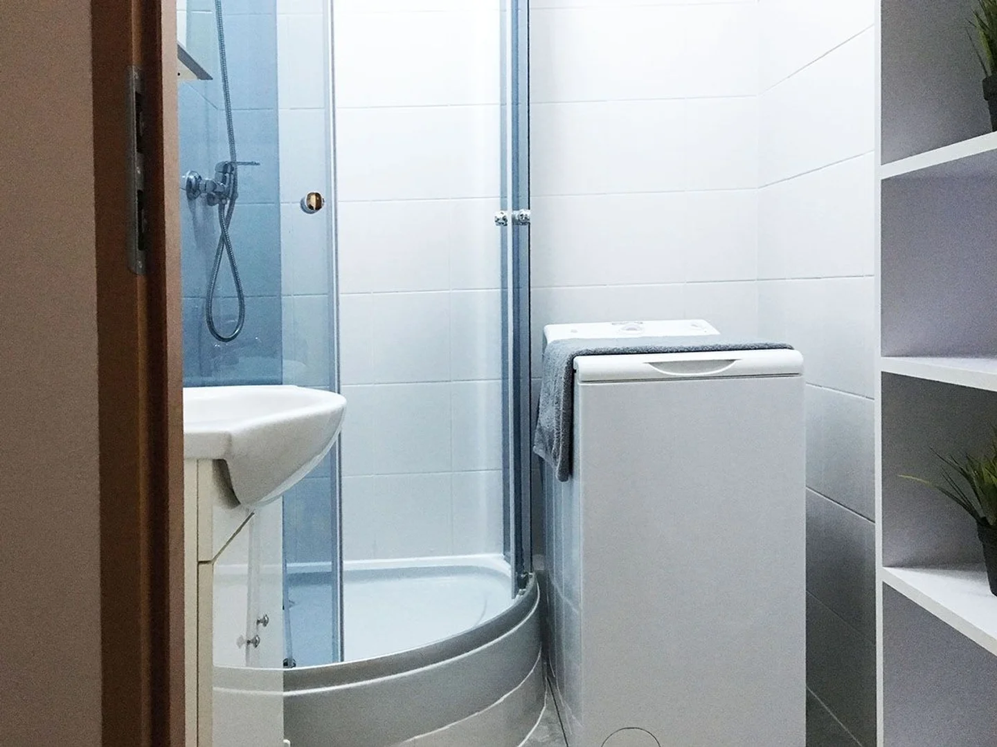 'de modern olanaklara sahip öğrenci dostu oda