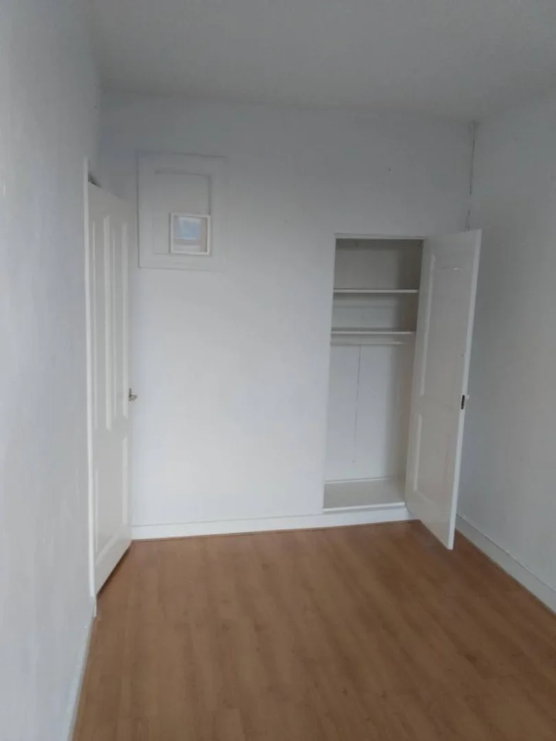 Habitación estudiantil económica cerca del campus en 