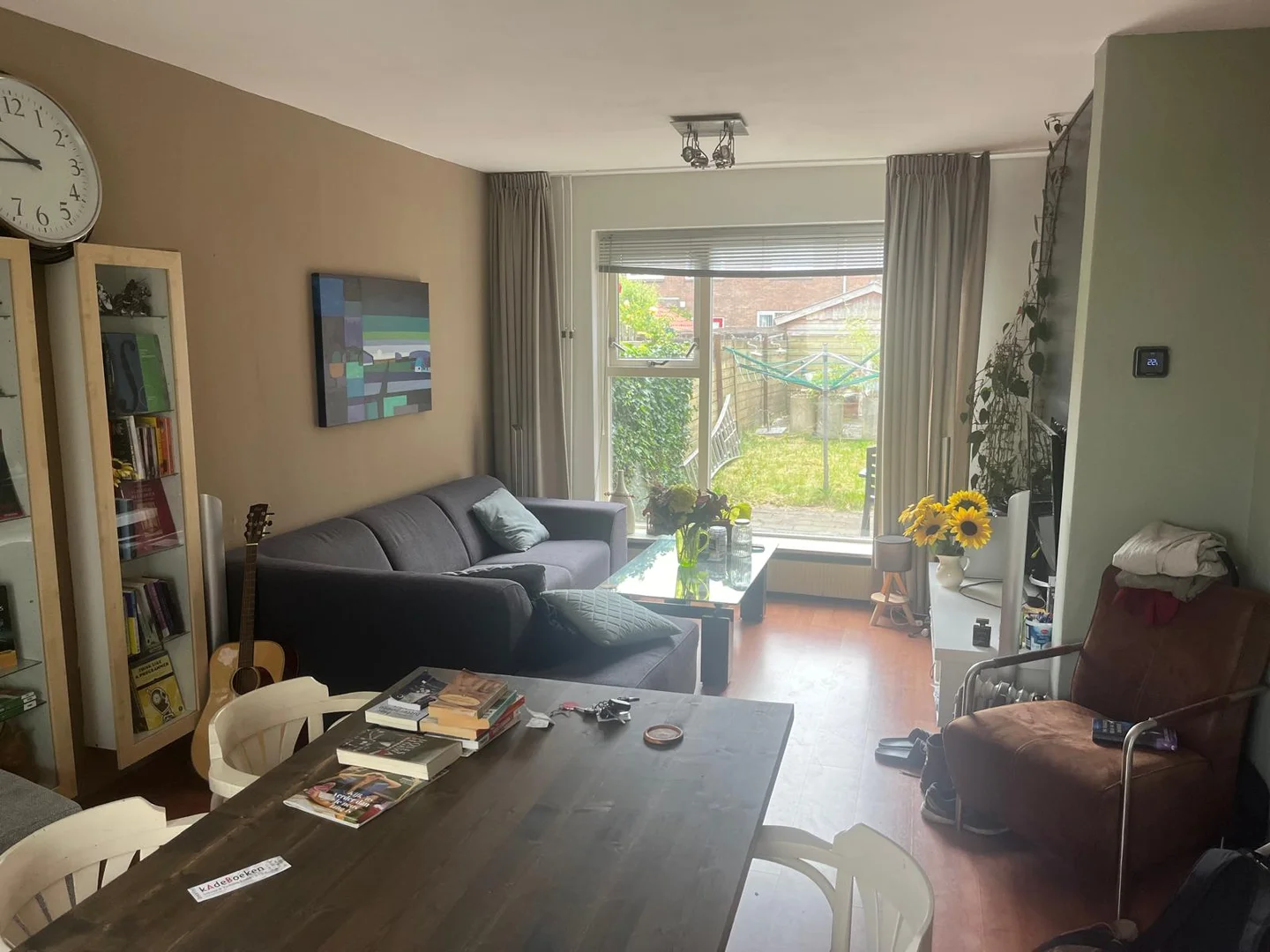 Chambre d'étudiant à  avec espace d'étude et installations communes