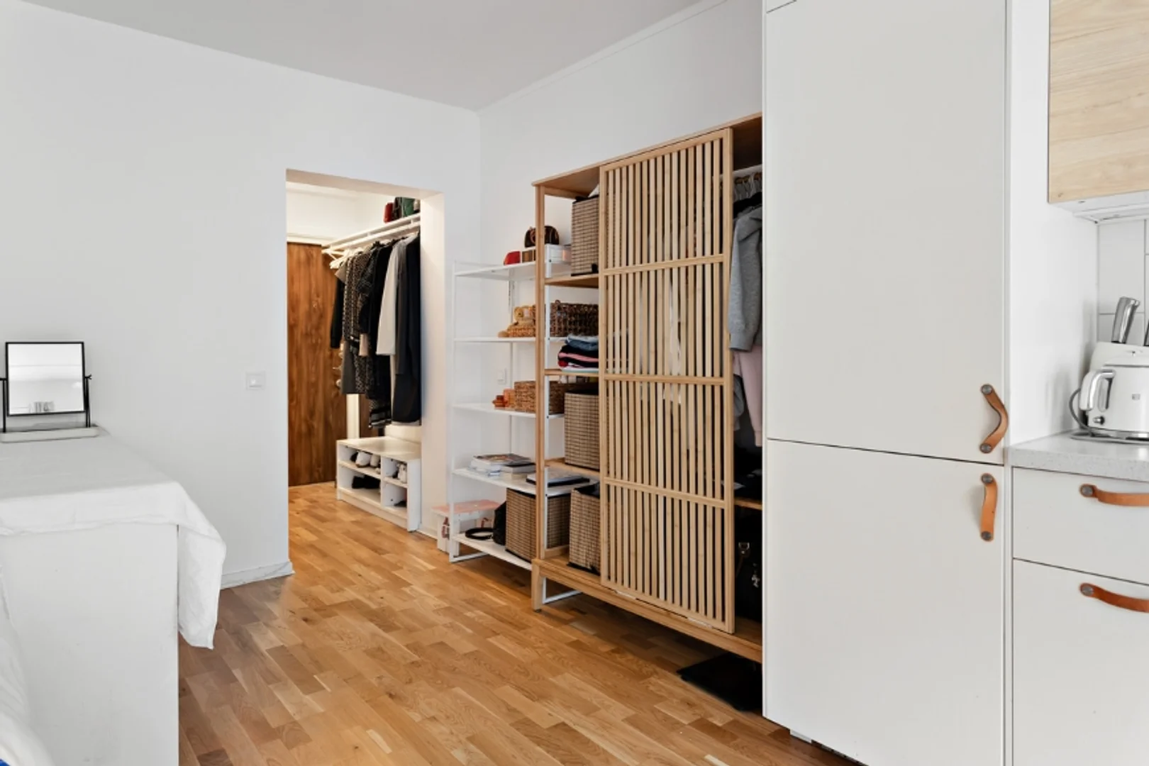 Room for rent in student apartment in , fully furnished