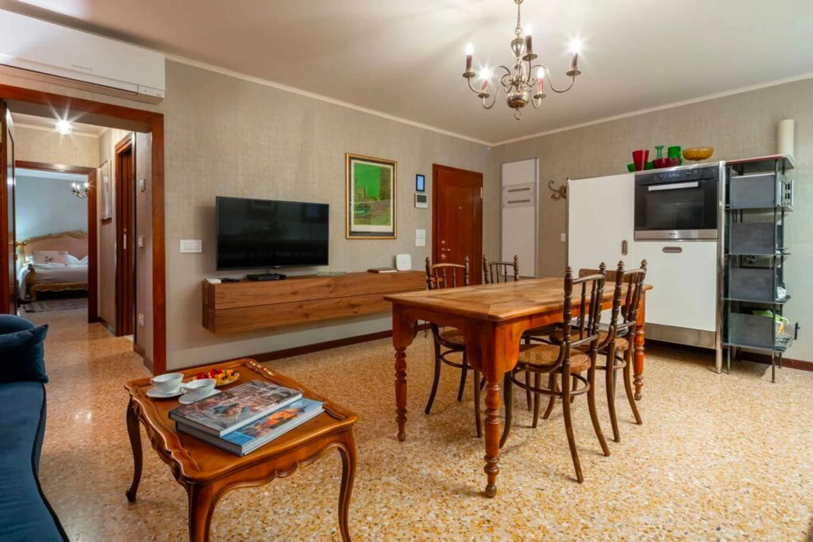 Room for rent in student apartment in , fully furnished