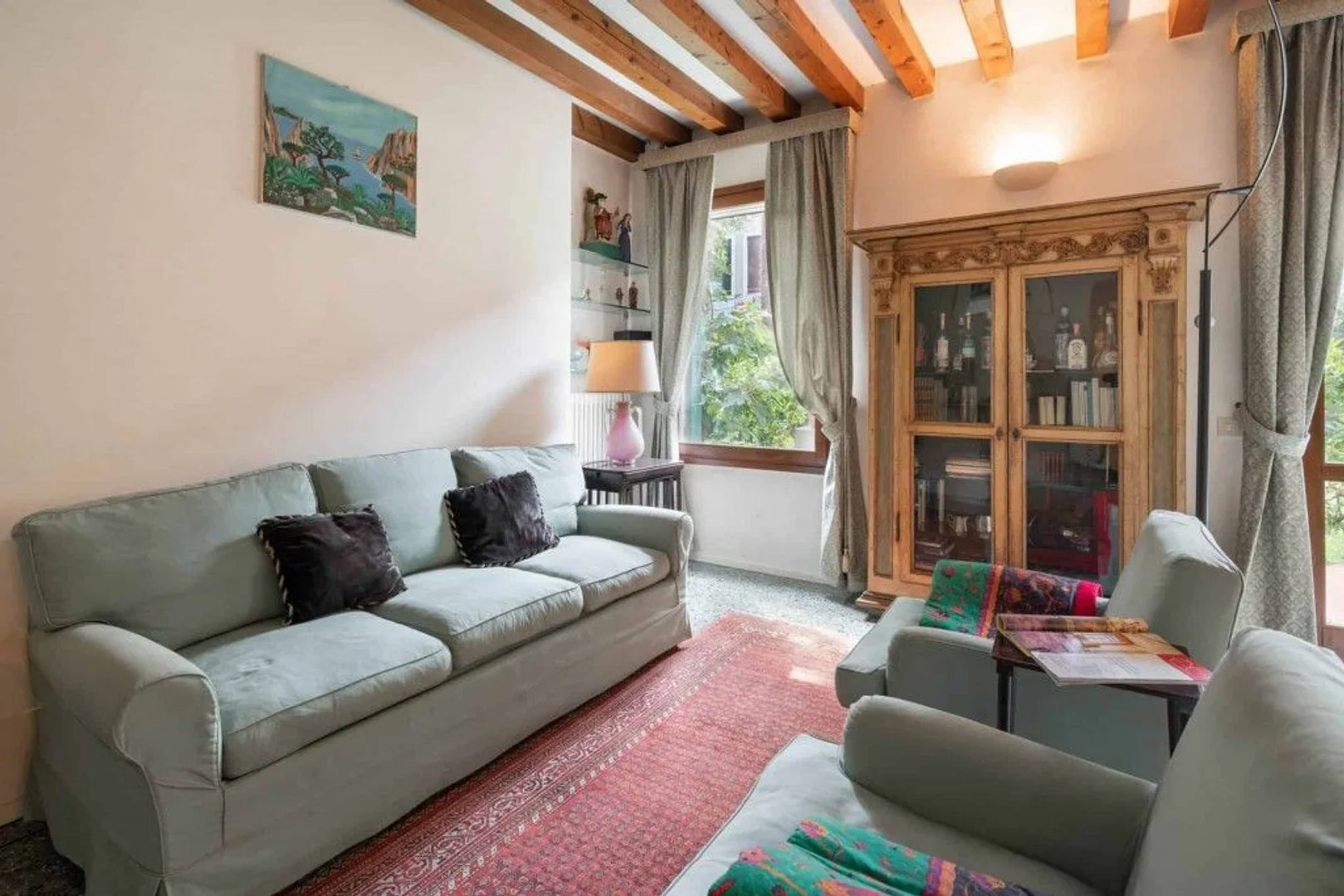 Habitación estudiantil funcional perfecta para estudiar en 