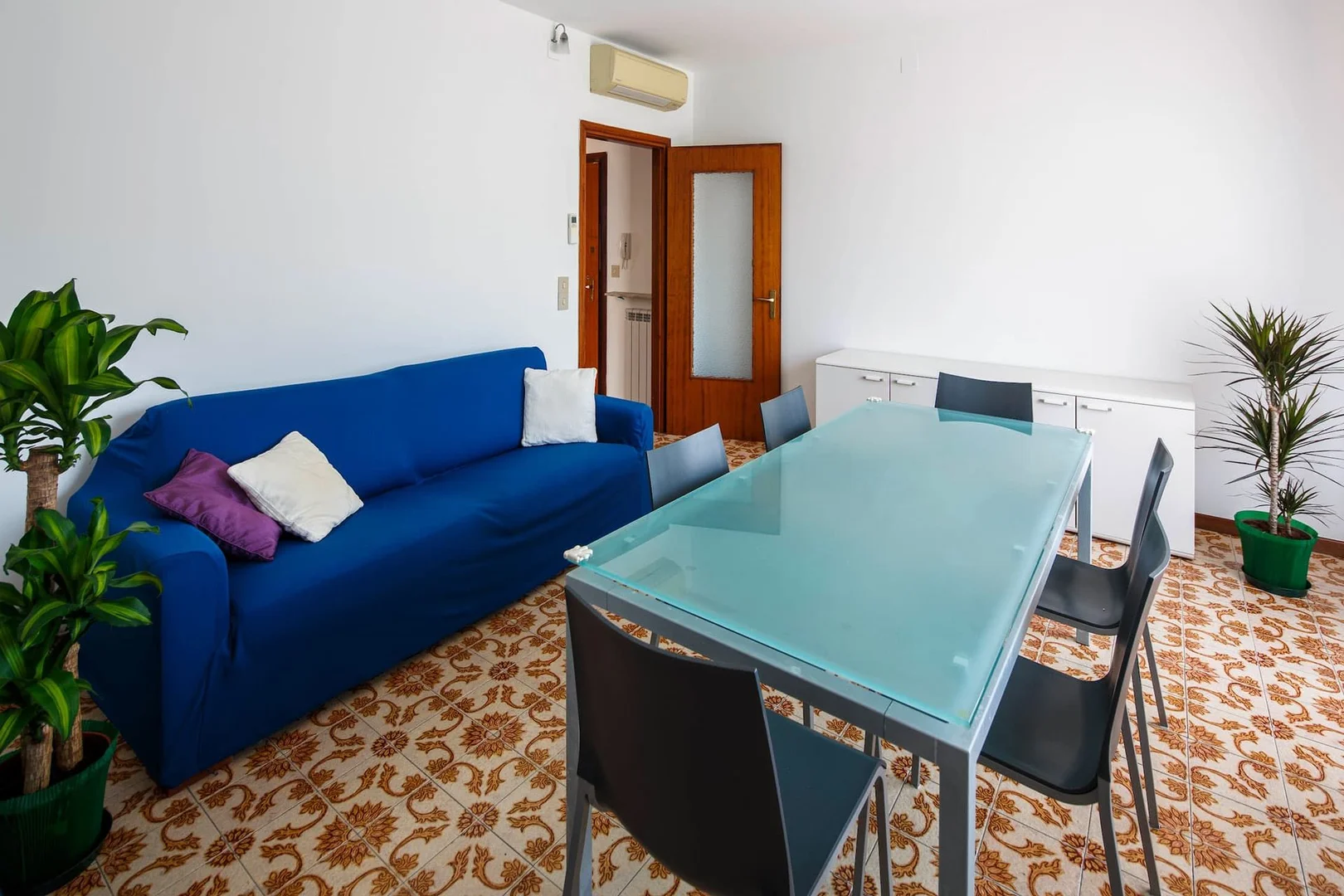 Budget-friendly student room close to campus in 