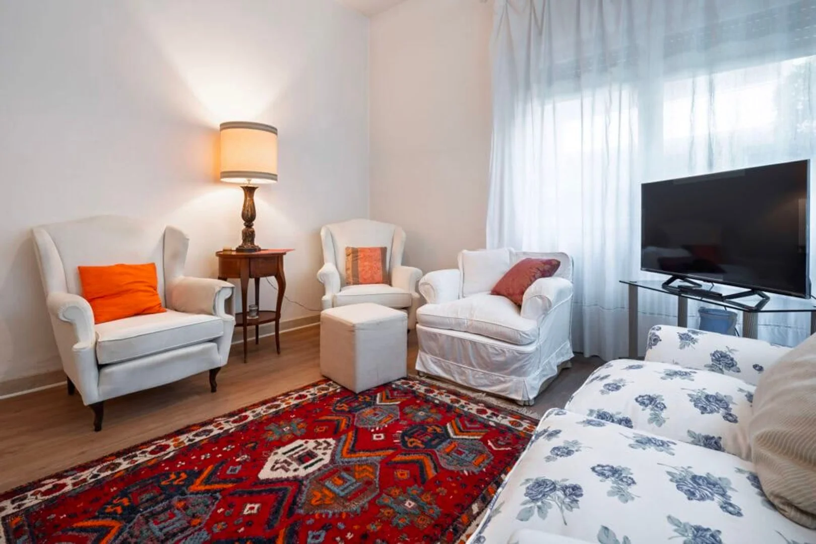 Quarto acessível para estudantes com iluminação ampla em