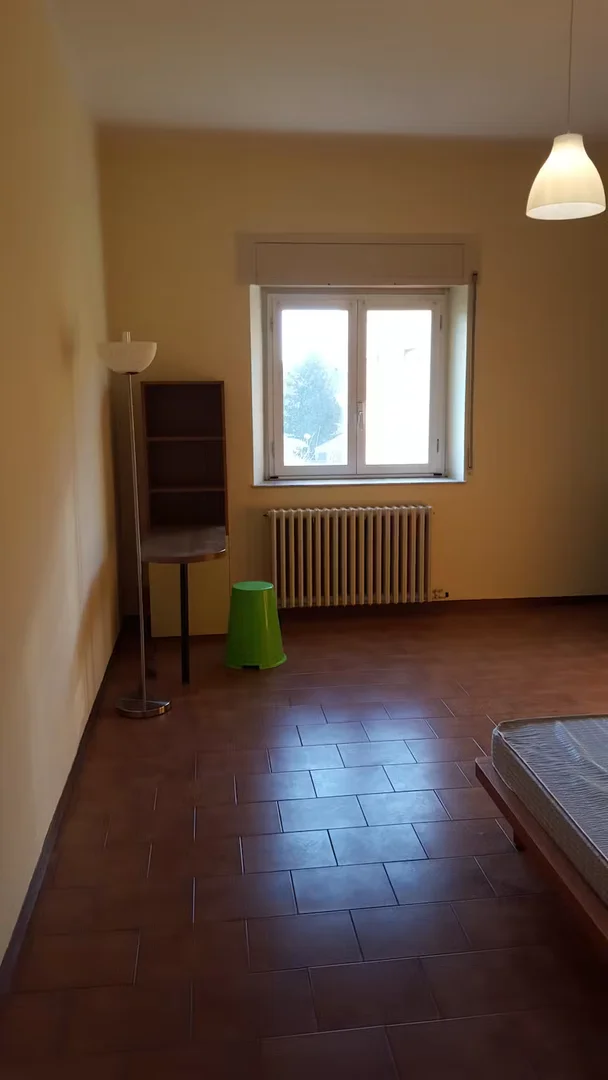 Stanza per studenti luminosa e ariosa con facile accesso all'università a 