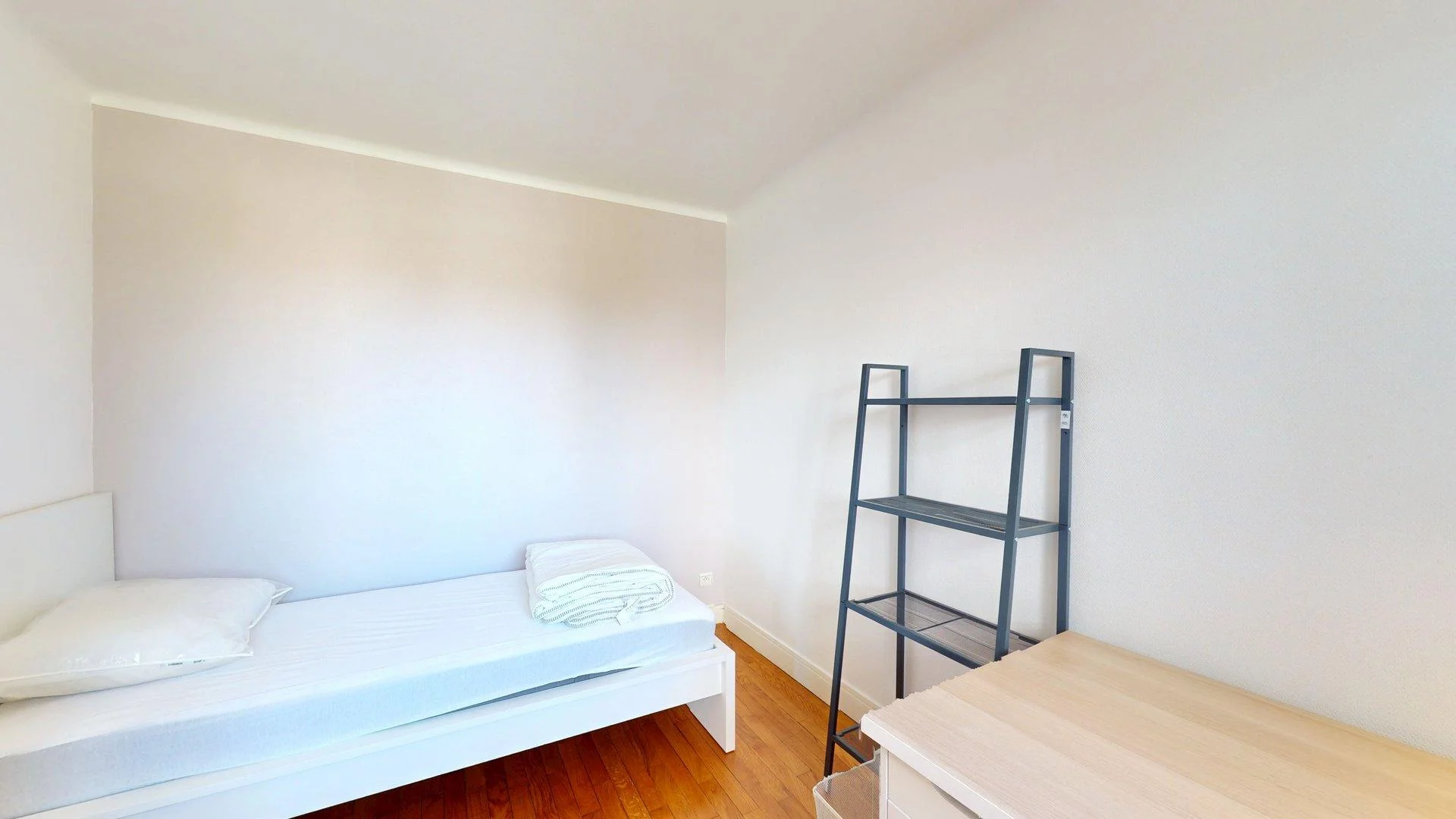 Habitación estudiantil luminosa y aireada con fácil acceso a la universidad en
