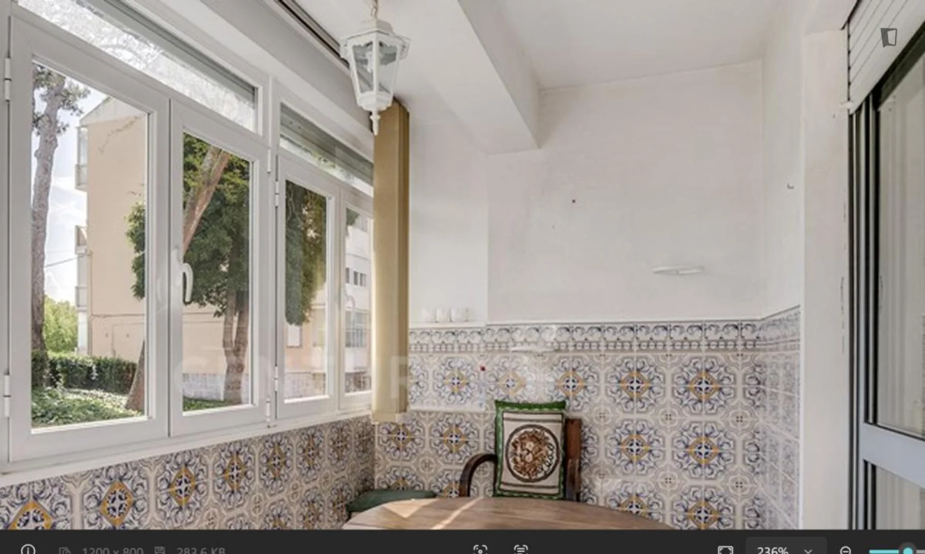 Quarto de estudante em  com área de estudo e instalações partilhadas