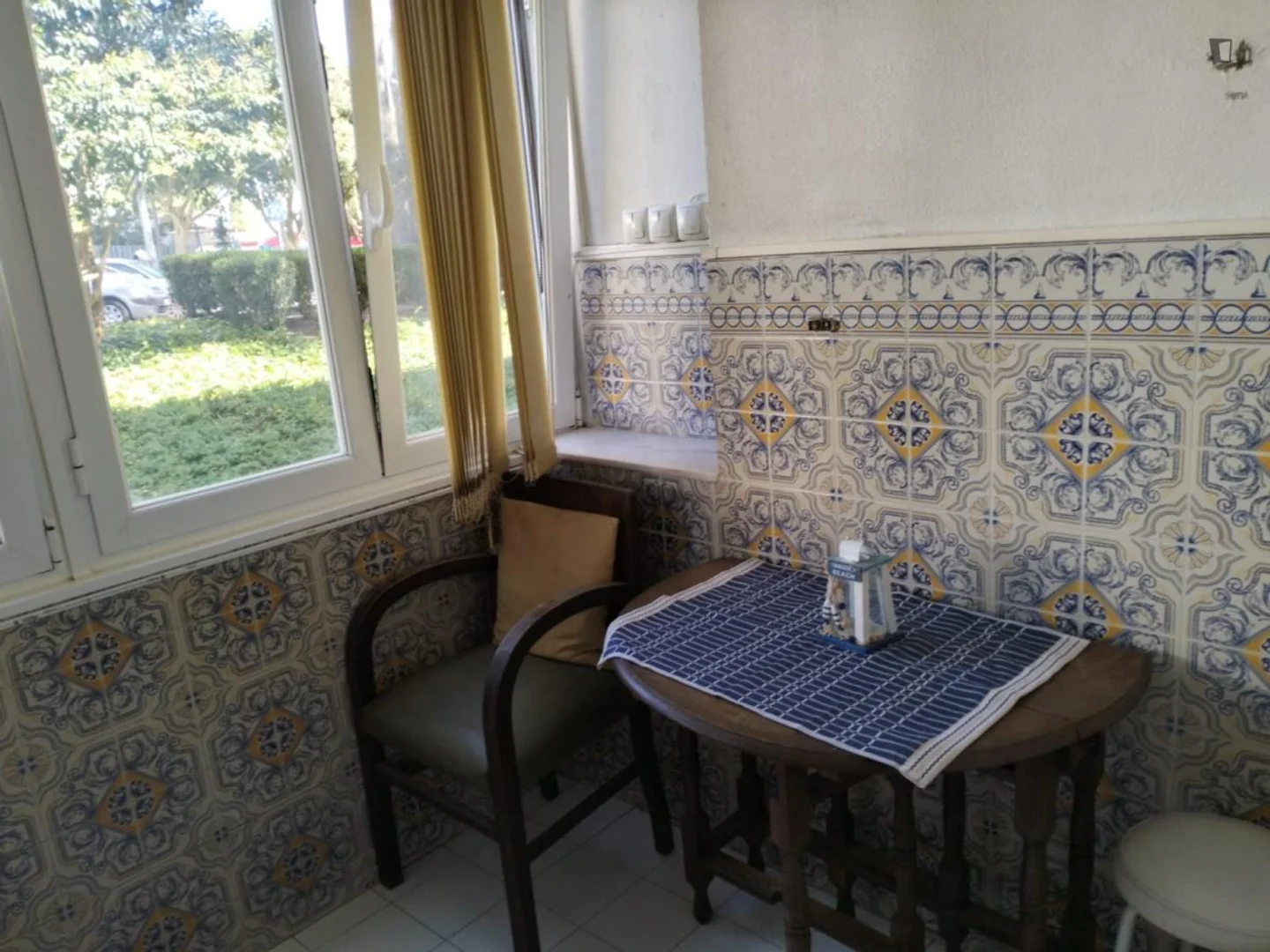 Quarto acessível para estudantes com iluminação ampla em 