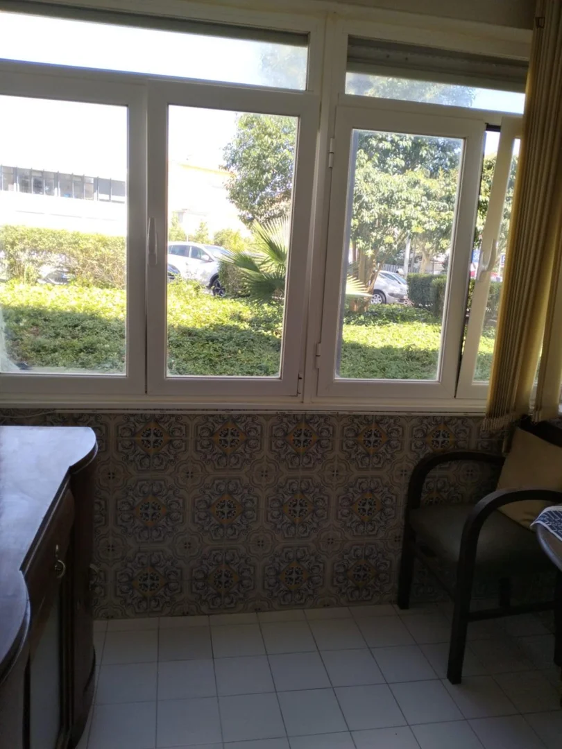 Quarto de estudante económico com localização conveniente em 