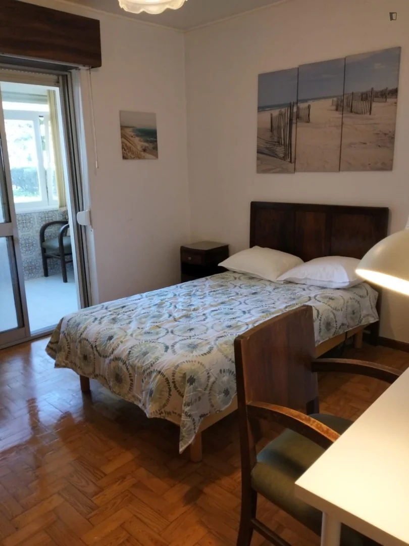 Quarto acessível para estudantes com iluminação ampla em 