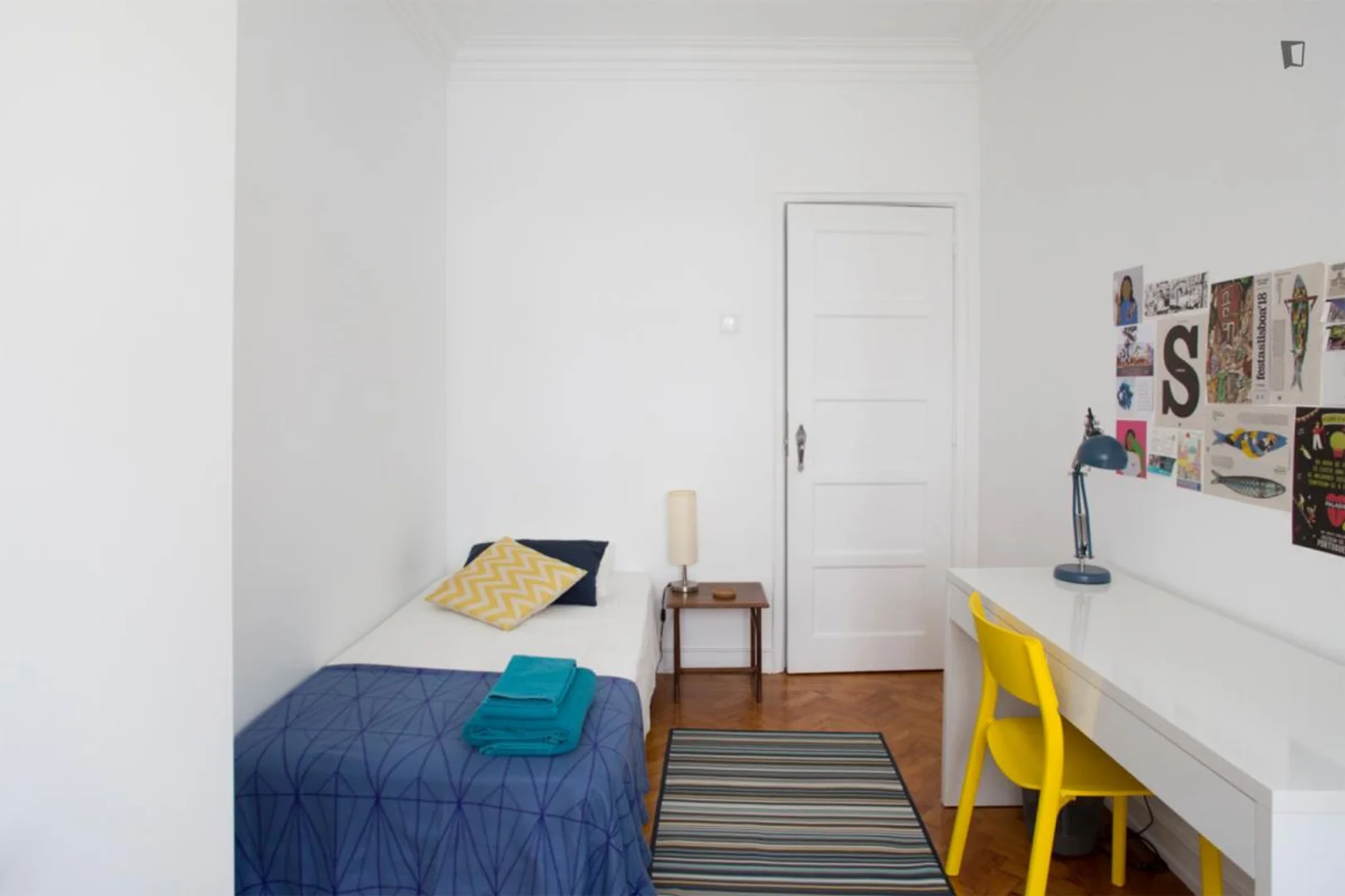 Chambre d'étudiant à  avec espace d'étude et installations communes
