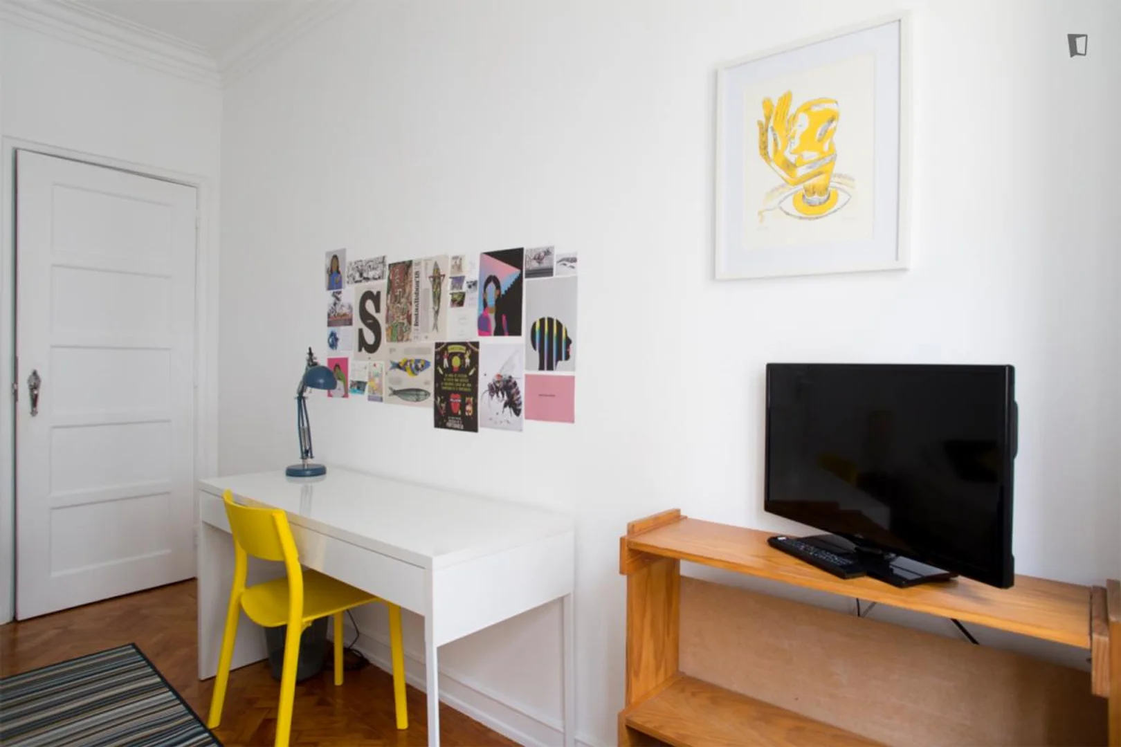 Chambre d'étudiant à  avec espace d'étude et installations communes