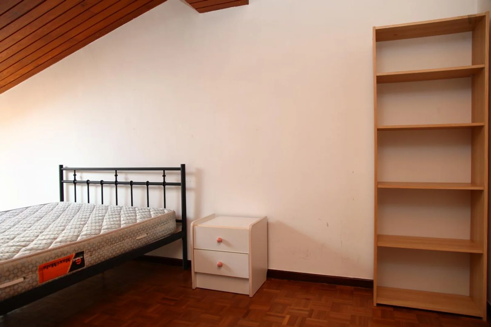 'de öğrenci dairesinde, tamamen mobilyalı kiralık oda