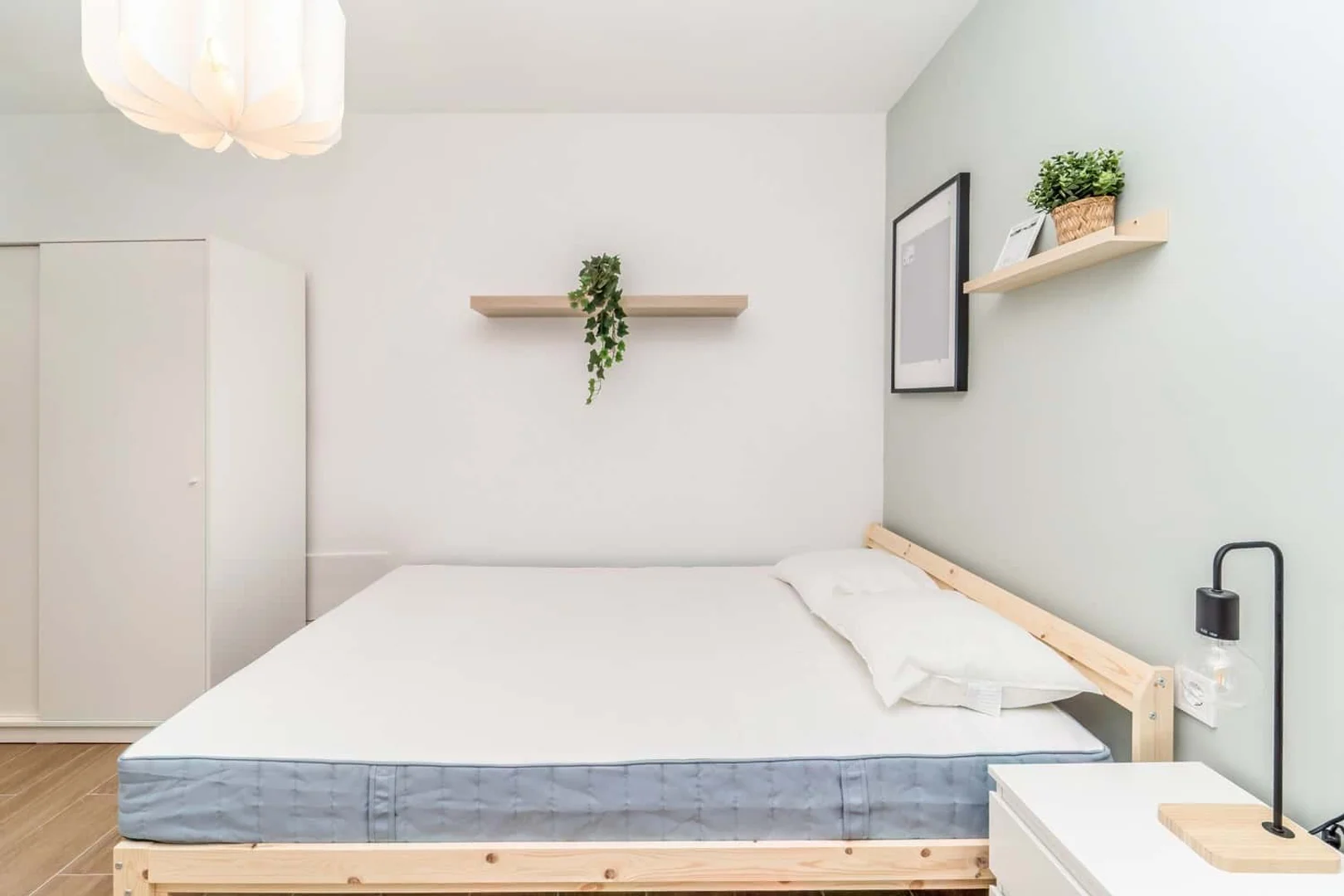 Chambre d'étudiant à  avec espace d'étude et installations communes