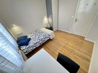 Chambre privée à De Berriotxoa San Valentin Kalea, 9, Uribarri, 48007 Bilbao, Bizkaia, Spain, image 2 de 14