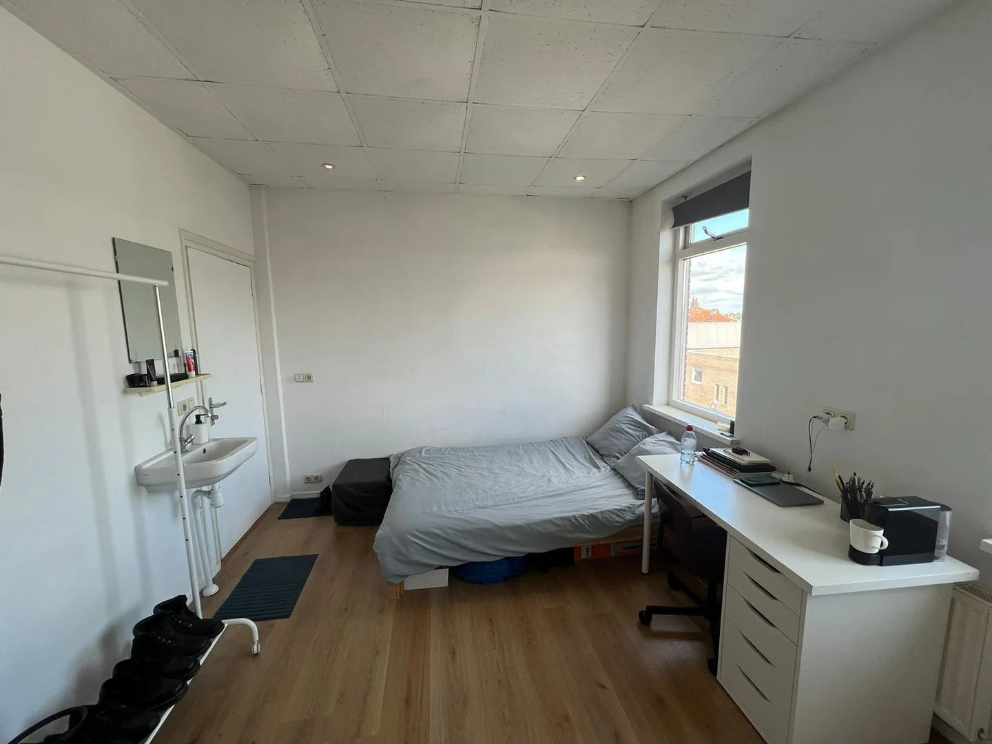 Student-friendly room in  with modern amenities