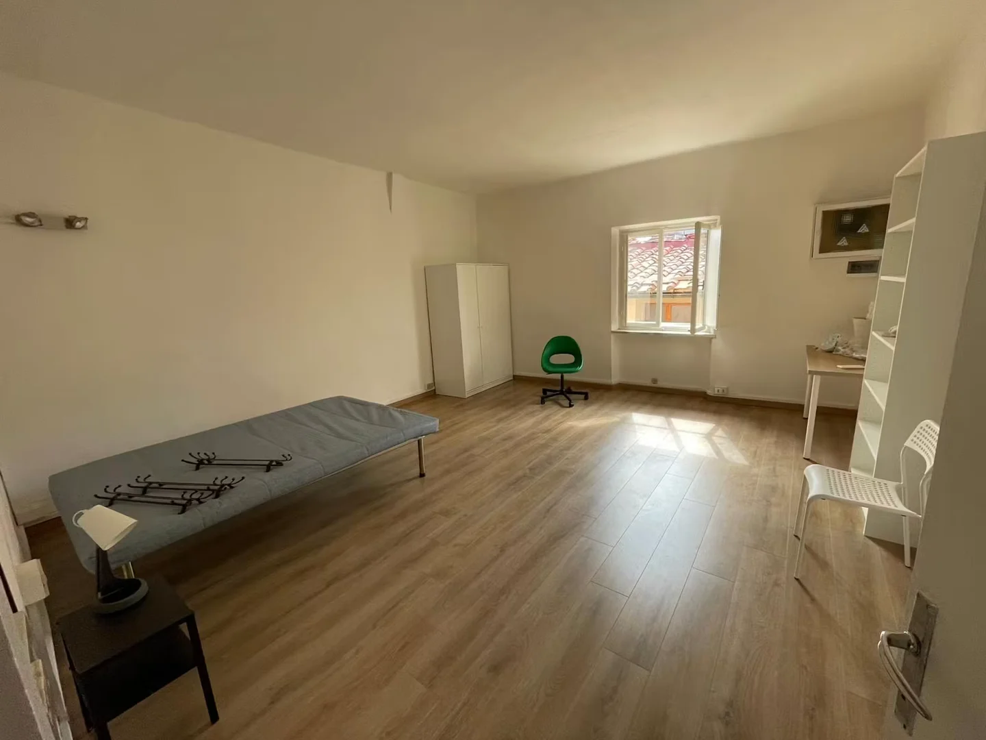 Quarto acessível para estudantes com iluminação ampla em