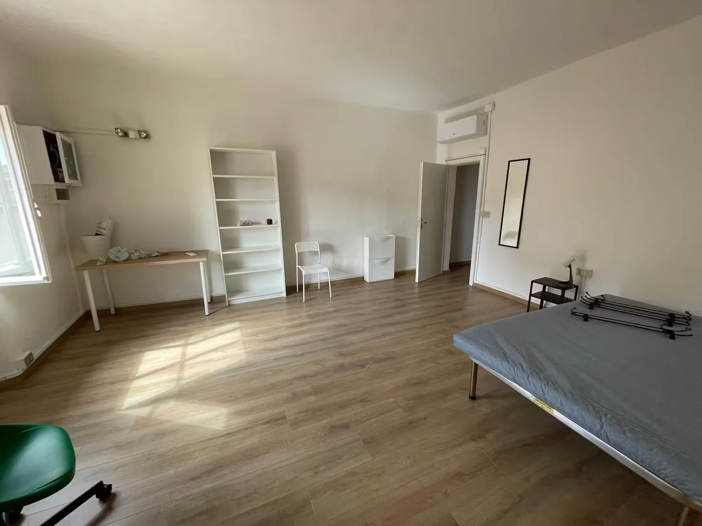 Quarto acolhedor para estudantes disponível em