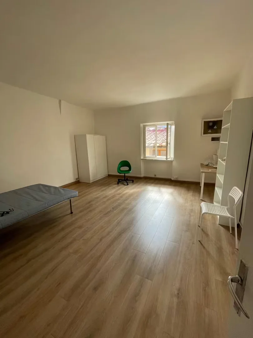 Quarto para alugar em apartamento de estudantes em , totalmente mobilado