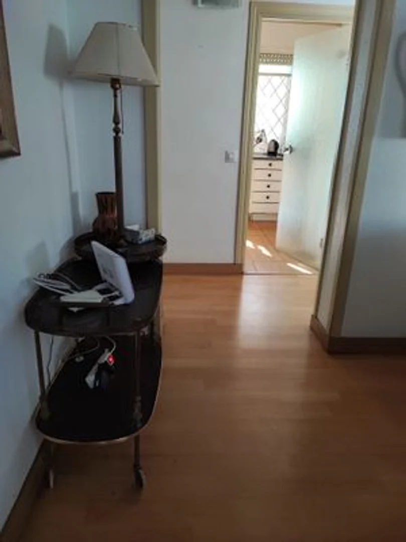 Quarto para alugar em apartamento de estudantes em , totalmente mobilado