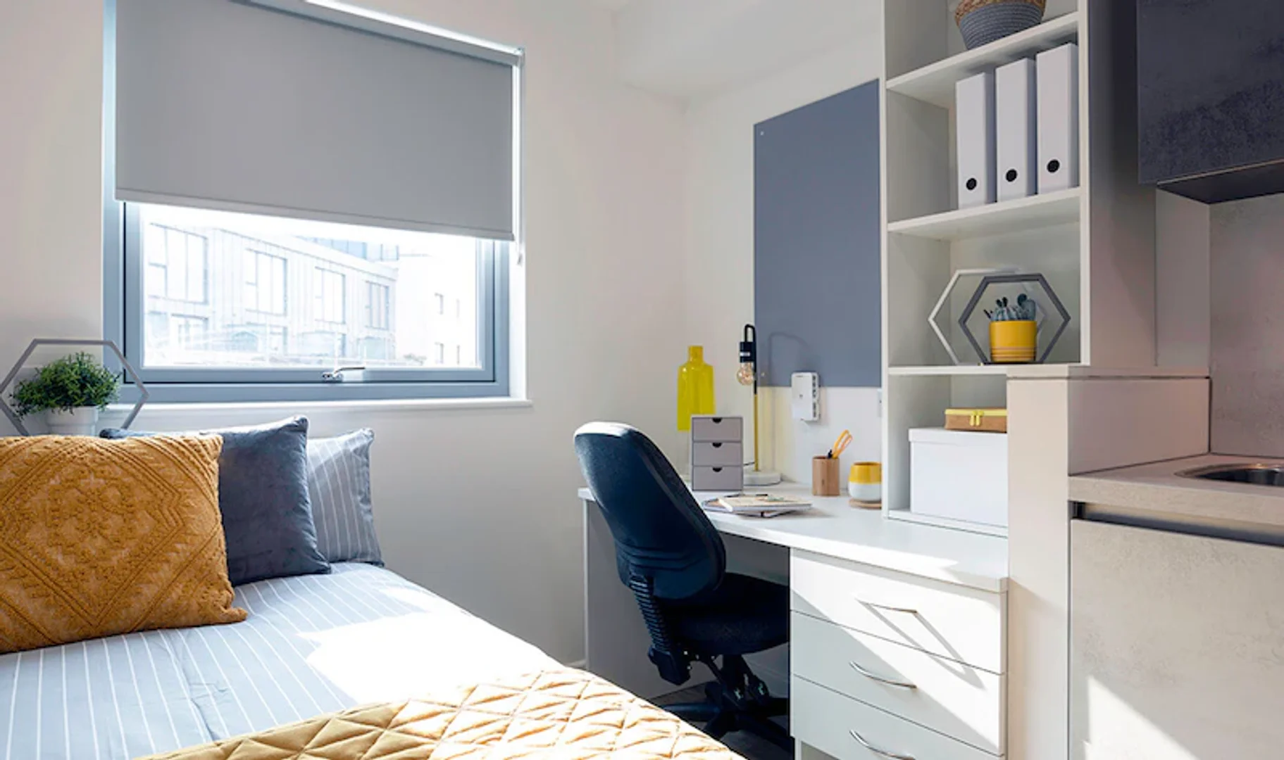 'de etkili düzene sahip minimalist öğrenci stüdyosu