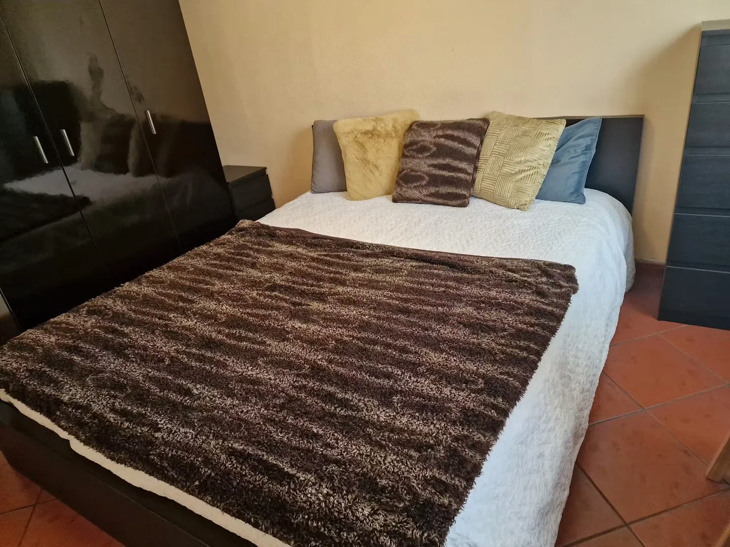 'da öğrenciler için yeterli aydınlatmaya sahip uygun fiyatlı oda
