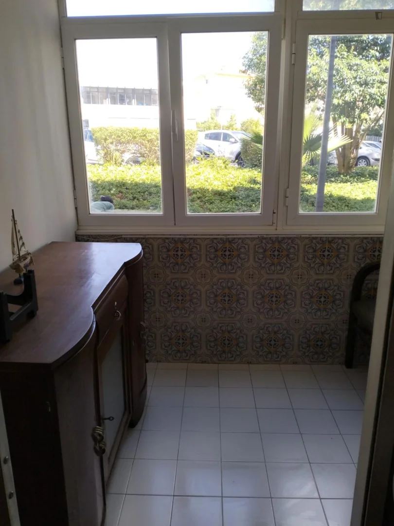Chambre abordable pour les étudiants avec un bon éclairage dans 