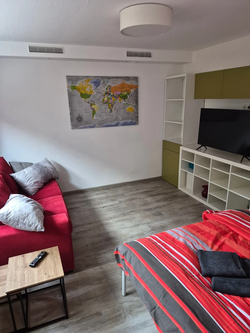Quarto de estudante em  com área de estudo e instalações partilhadas