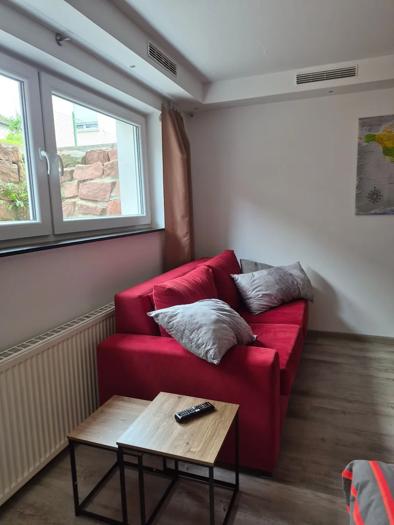 Quarto de estudante económico perto do campus em 