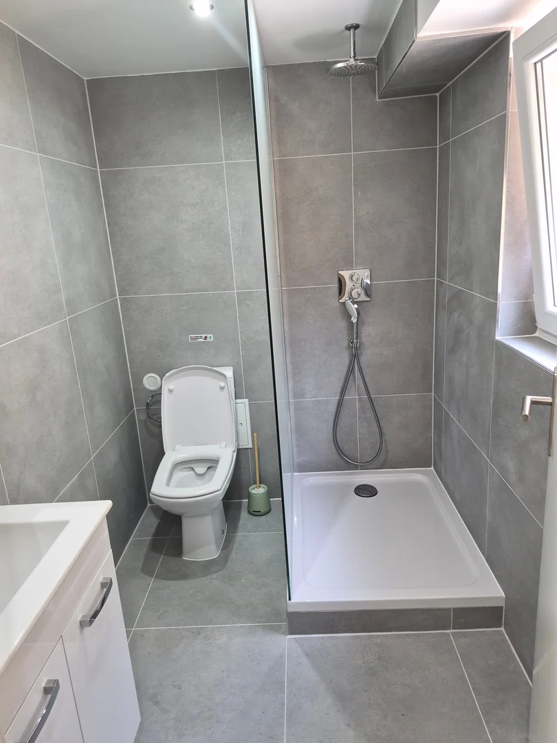 Quarto de estudante confortável e espaçoso em 